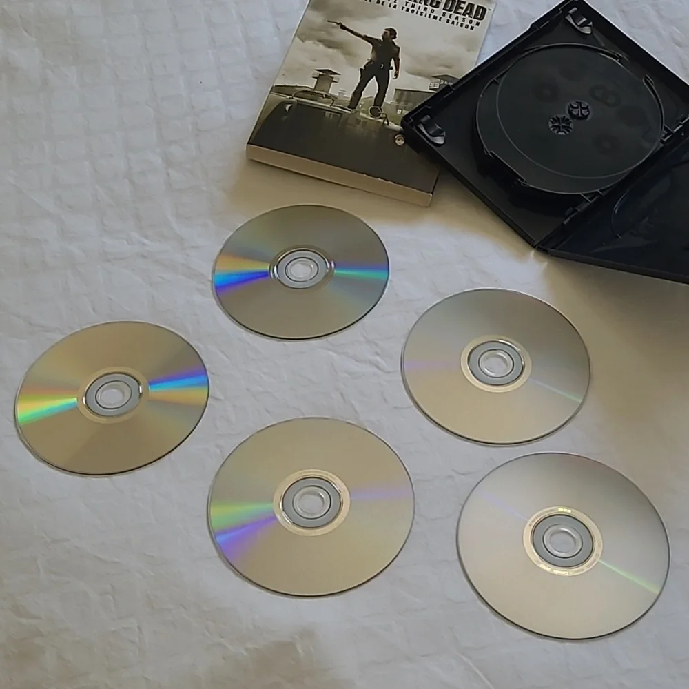 WALKING DEAD DVDs Seasons 1, 2 & 3 - Picture 13 of 14